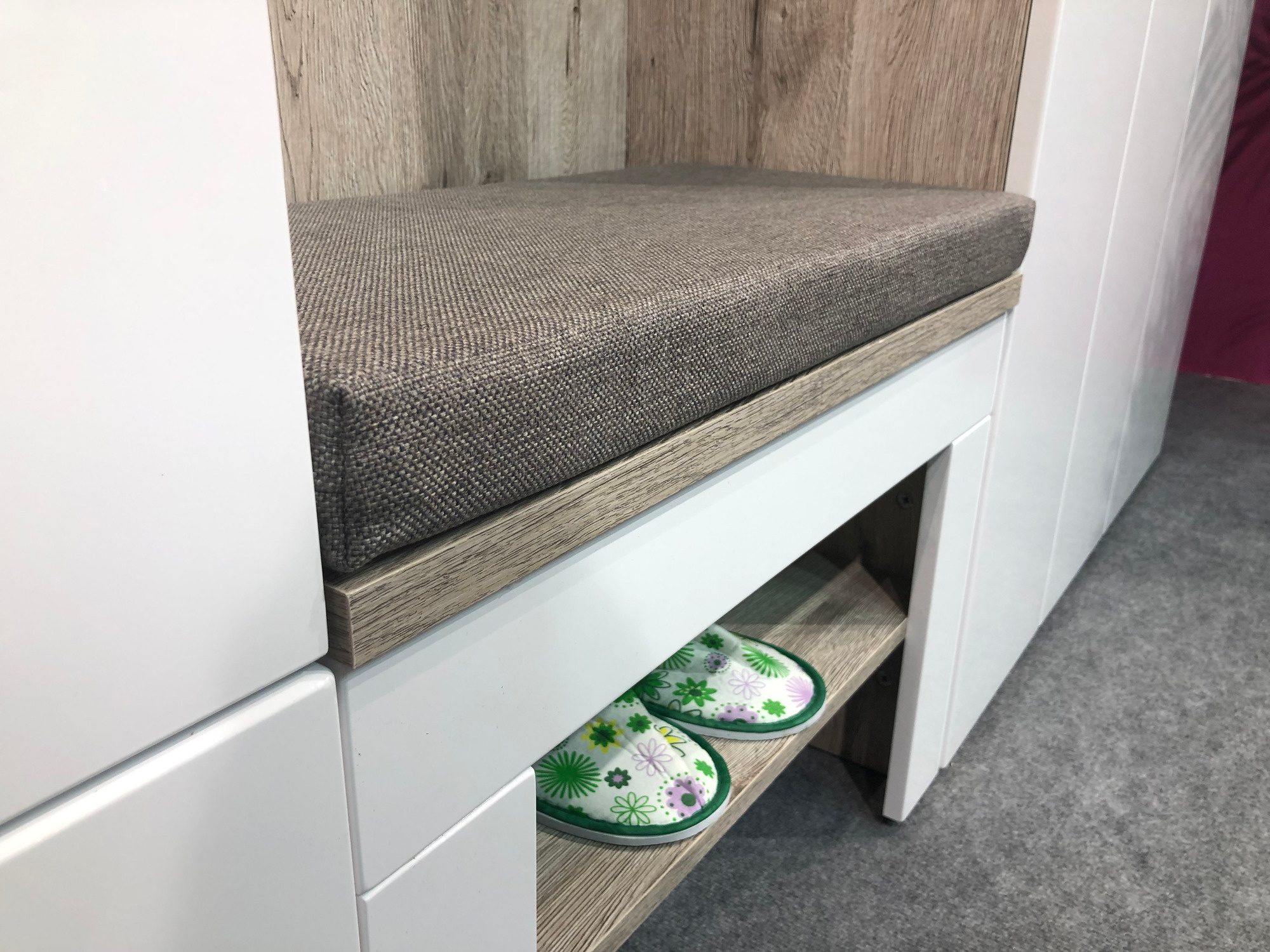 Sitzkissen 4 cm Melvoro 60 × 32 cm, beiger Velours im Flur arrangiert