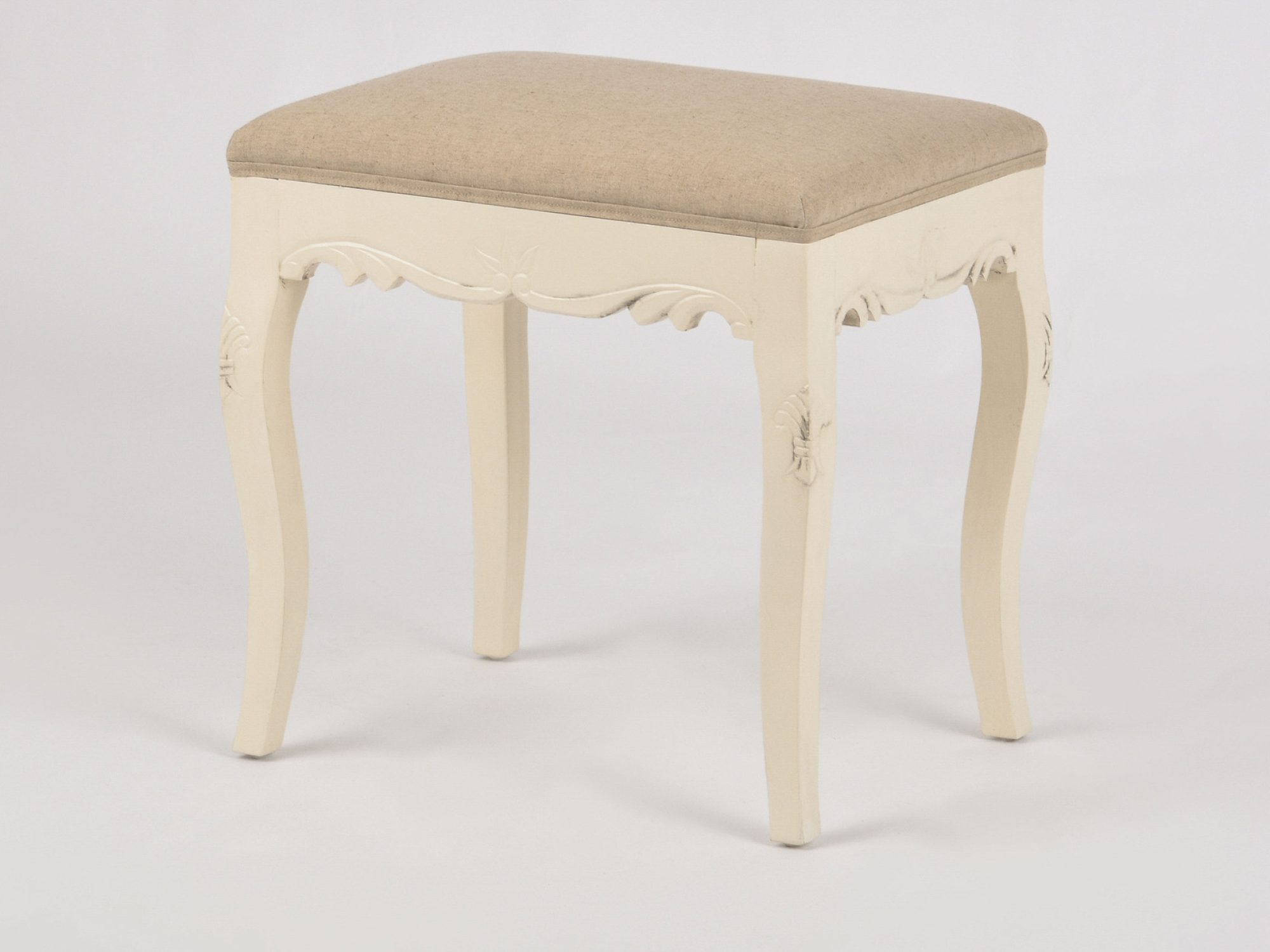 Stolička Sorrento 45 cm v provensálském stylu s prohnutými nohami, šikmý pohled