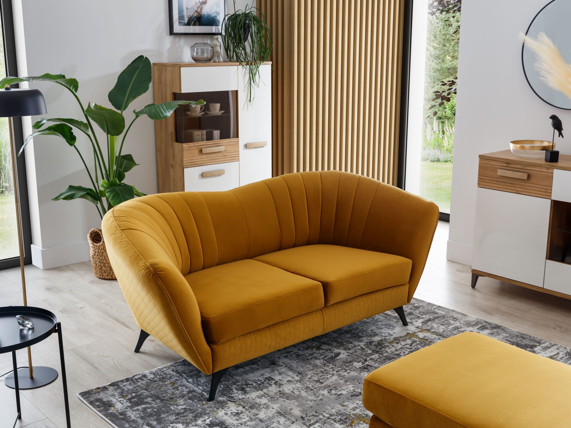 Zweisitzer-Sofa Anvelio mit Polsterhocker im Wohnzimmer