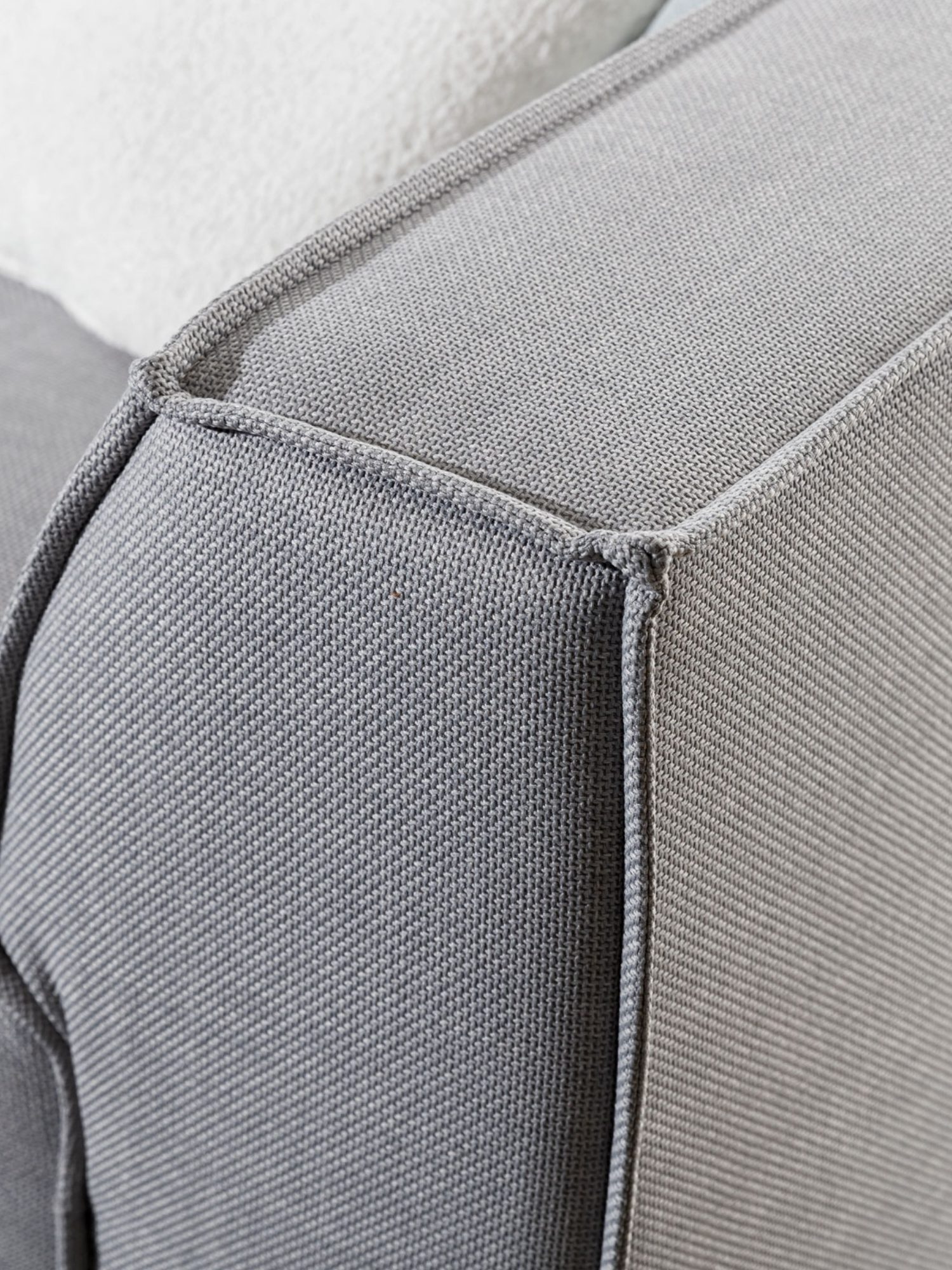 Sofa Mervino – Detail der Armlehne und Ziernähte