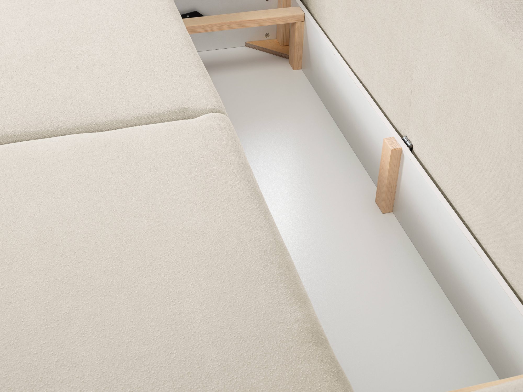 Sofa Sandrino – pojemnik na pościel widoczny pod kątem