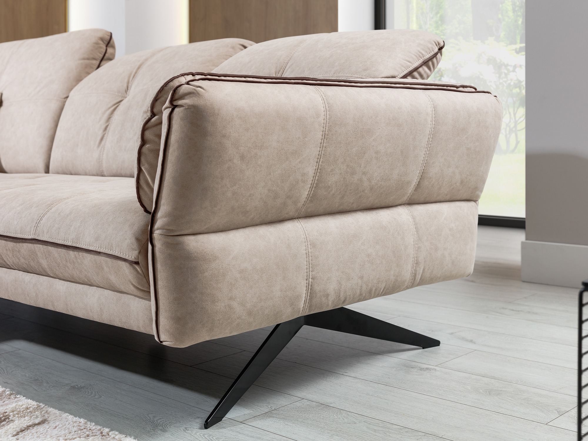 Armlehne mit Kontrastkeder und schwarze Metallkufe des Sofas Terlavio