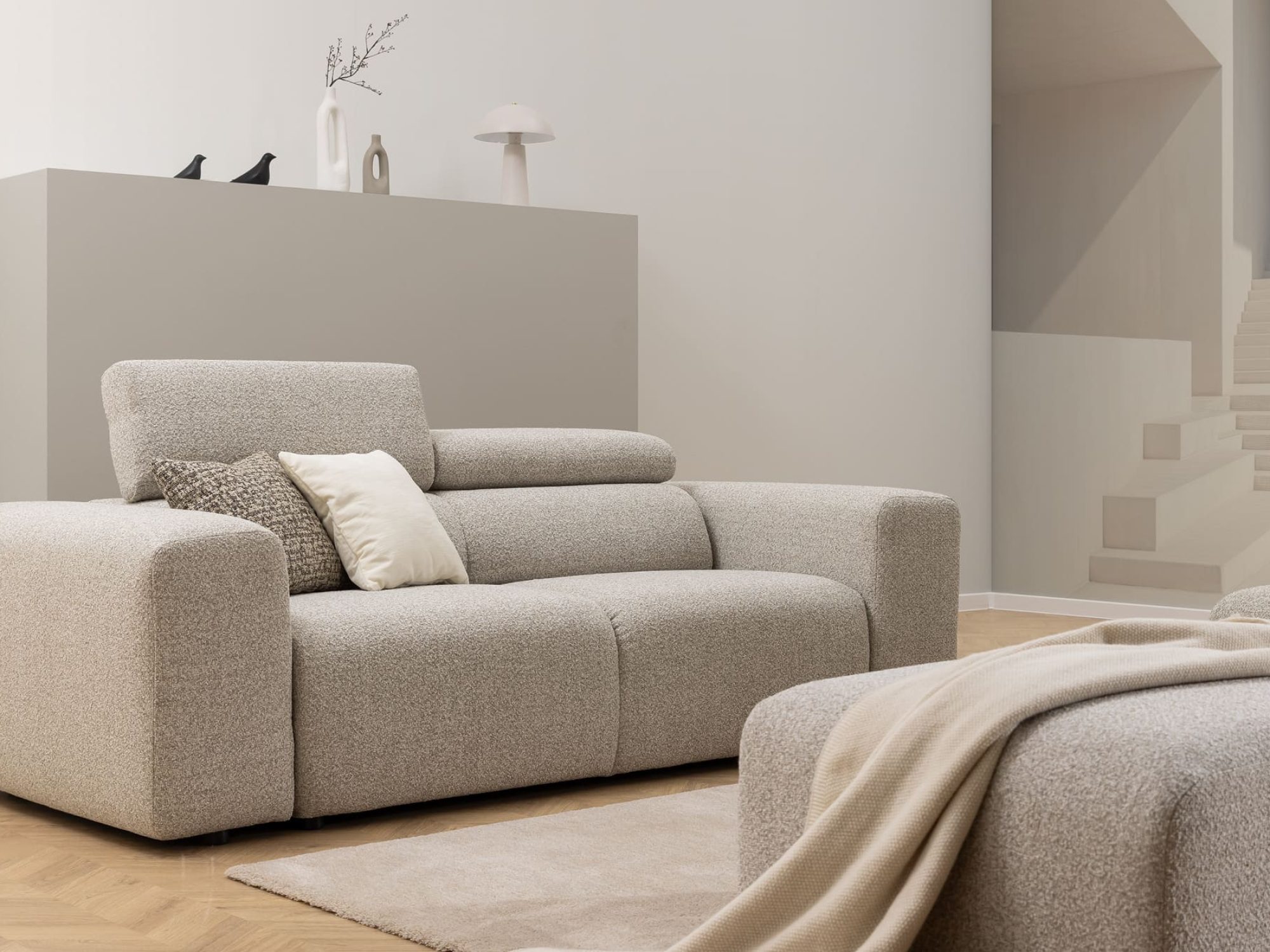 Sofa Vermaro mit Hocker im Wohnzimmer