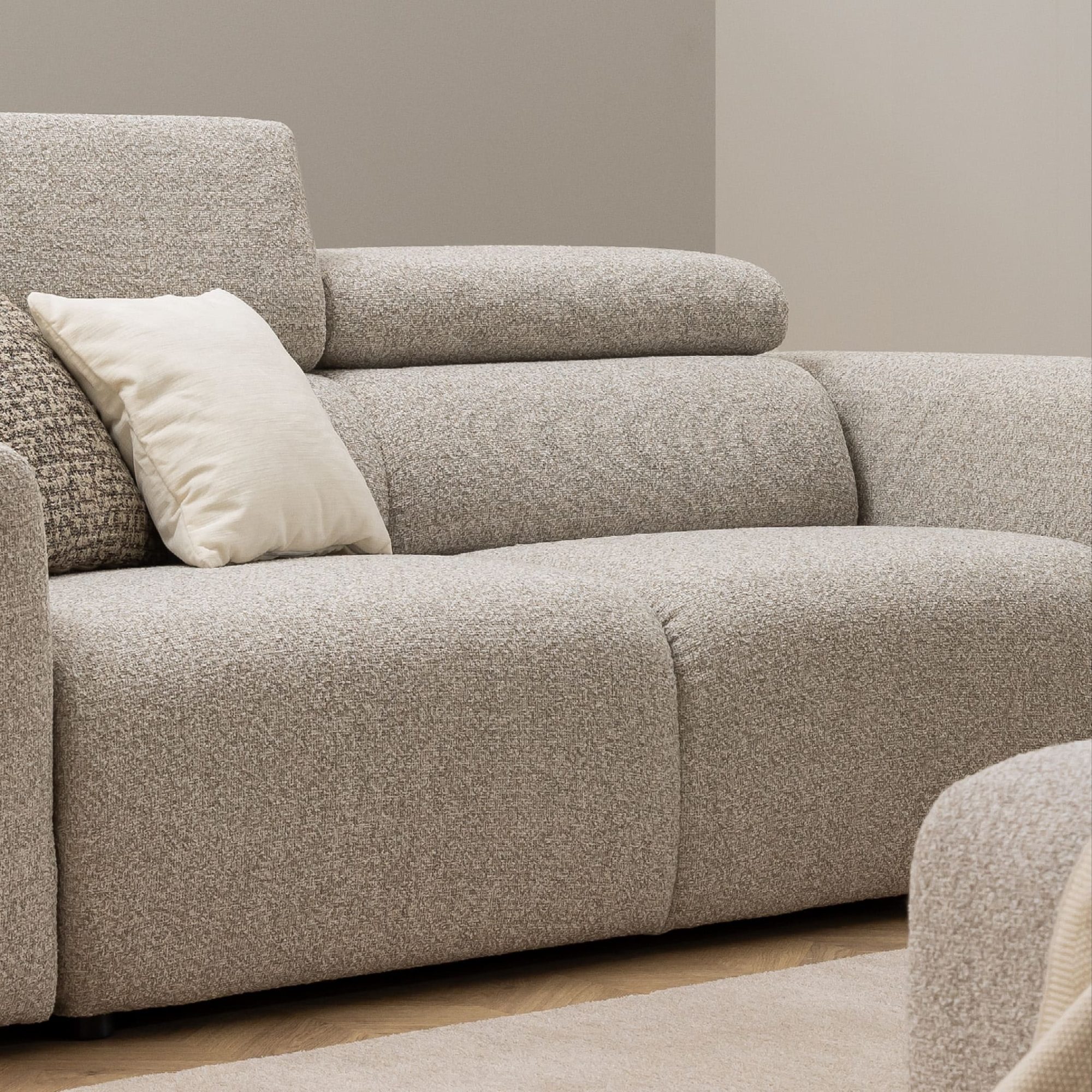 Sofa Vermaro – hochgestellte Kopfstütze in Nahaufnahme