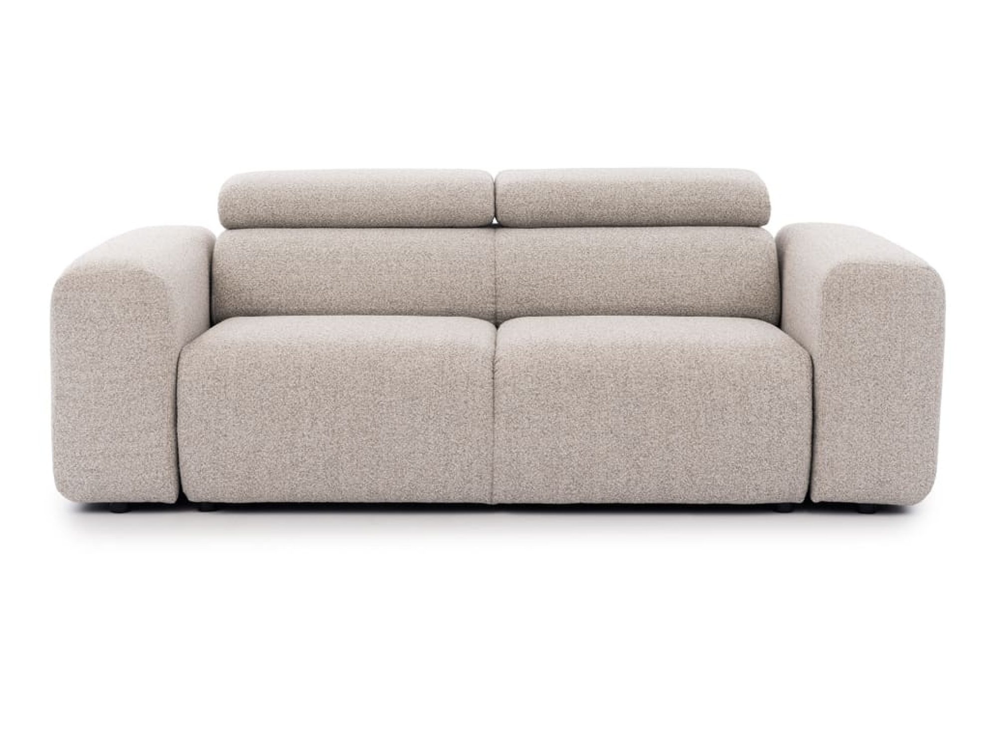 Dreisitzer-Sofa Vermaro vor weißem Hintergrund – Vorderansicht