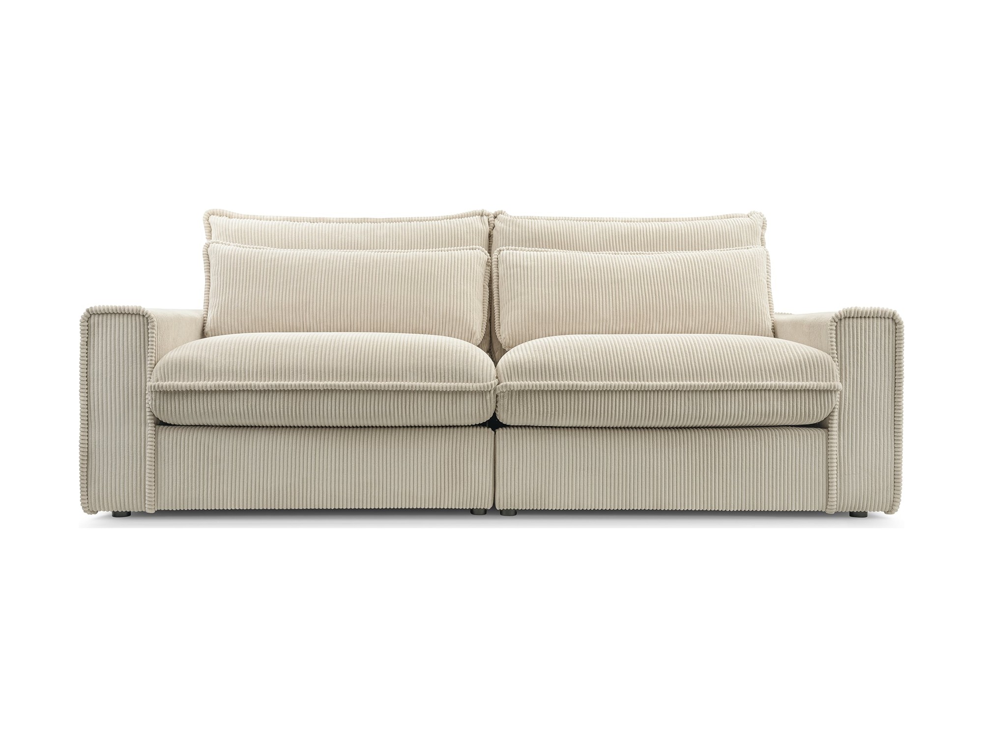 Sofa Whisko – Vorderansicht mit zwei tiefen Sitzflächen und Kissen