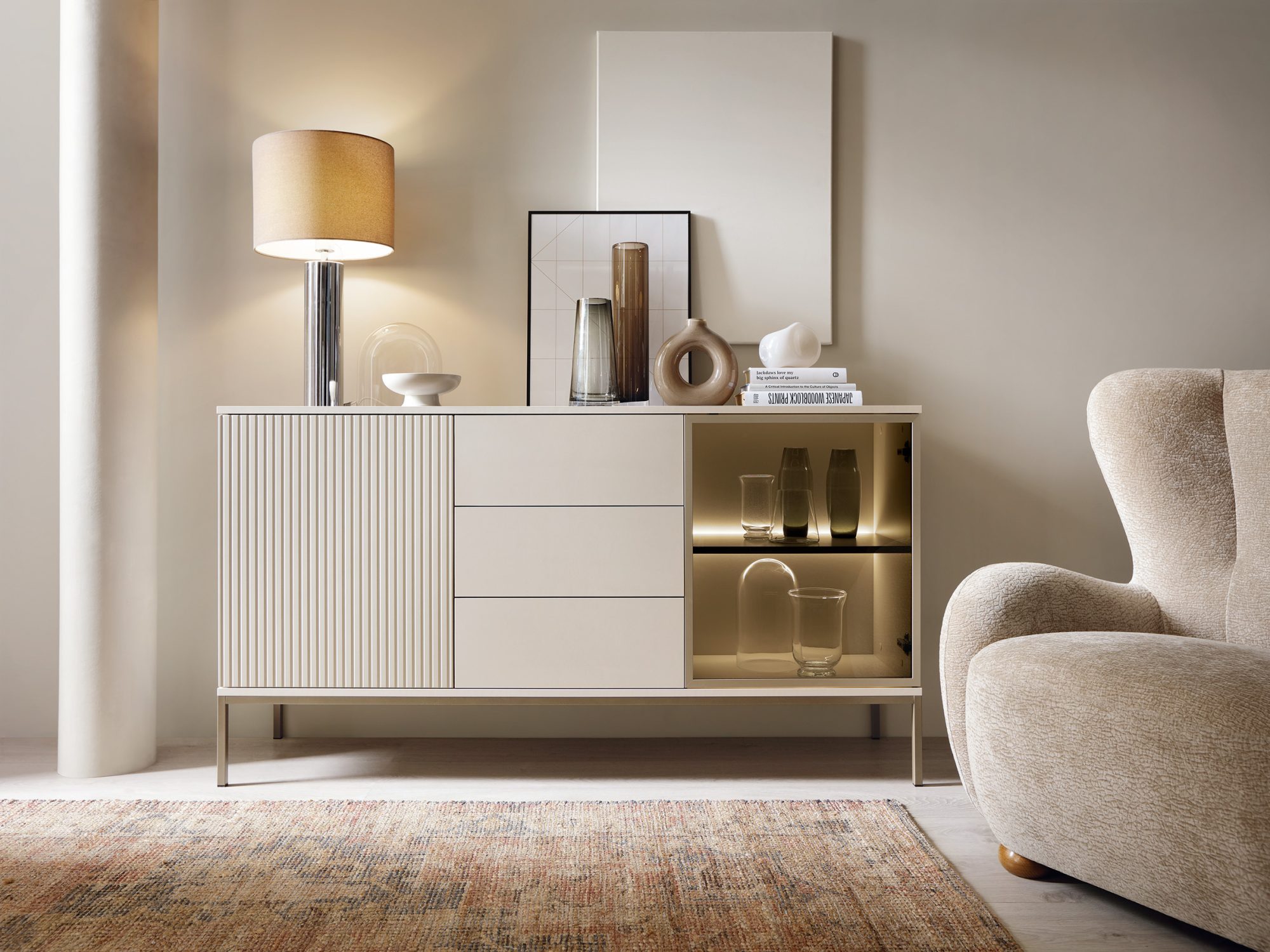 Kommode Spokój in Kaschmir – Wohnzimmer-Arrangement mit LED-Beleuchtung