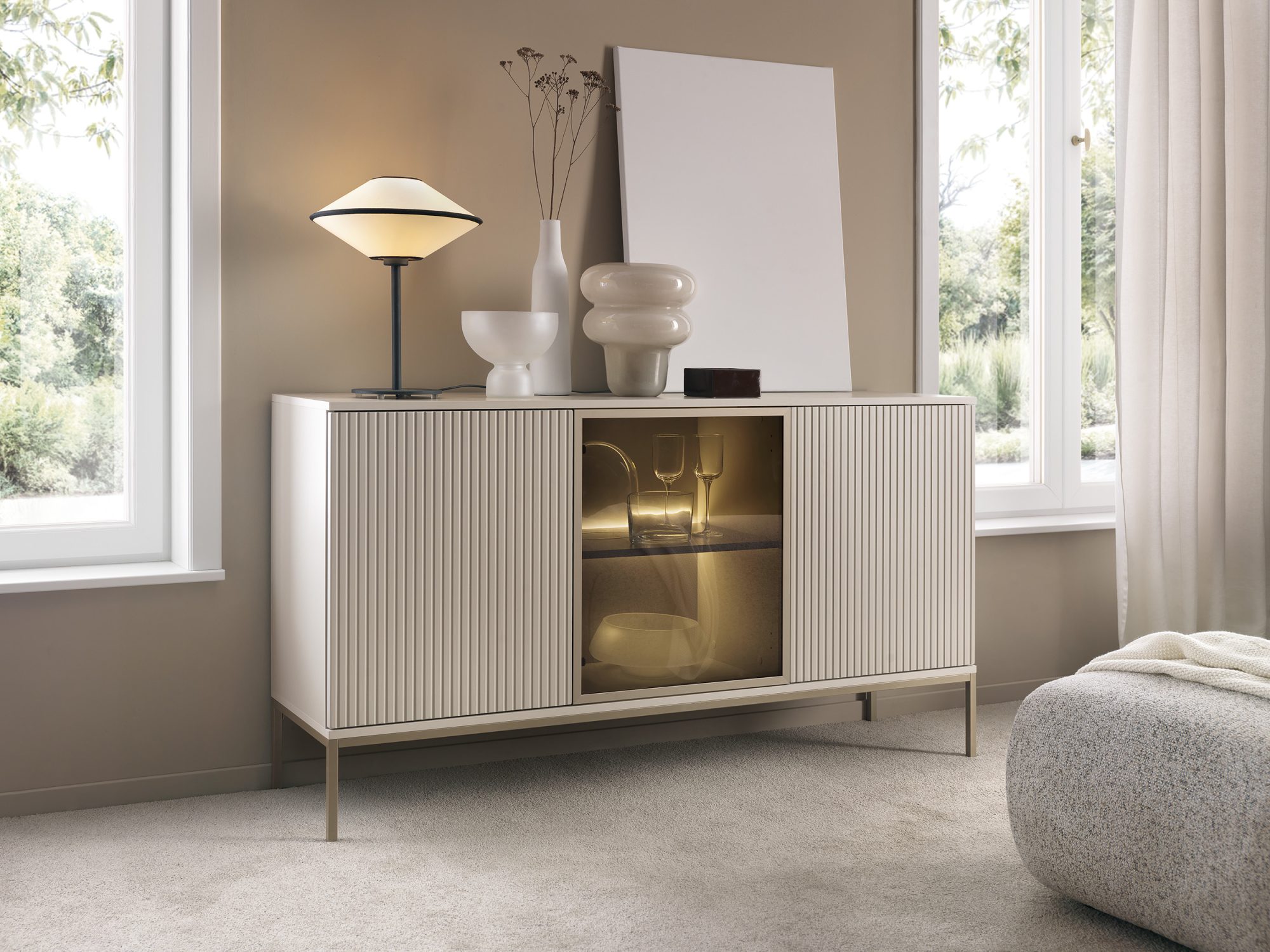 Kommode Spokój 154 cm Kaschmir – Wohnzimmer-Arrangement mit verglastem Mittelteil