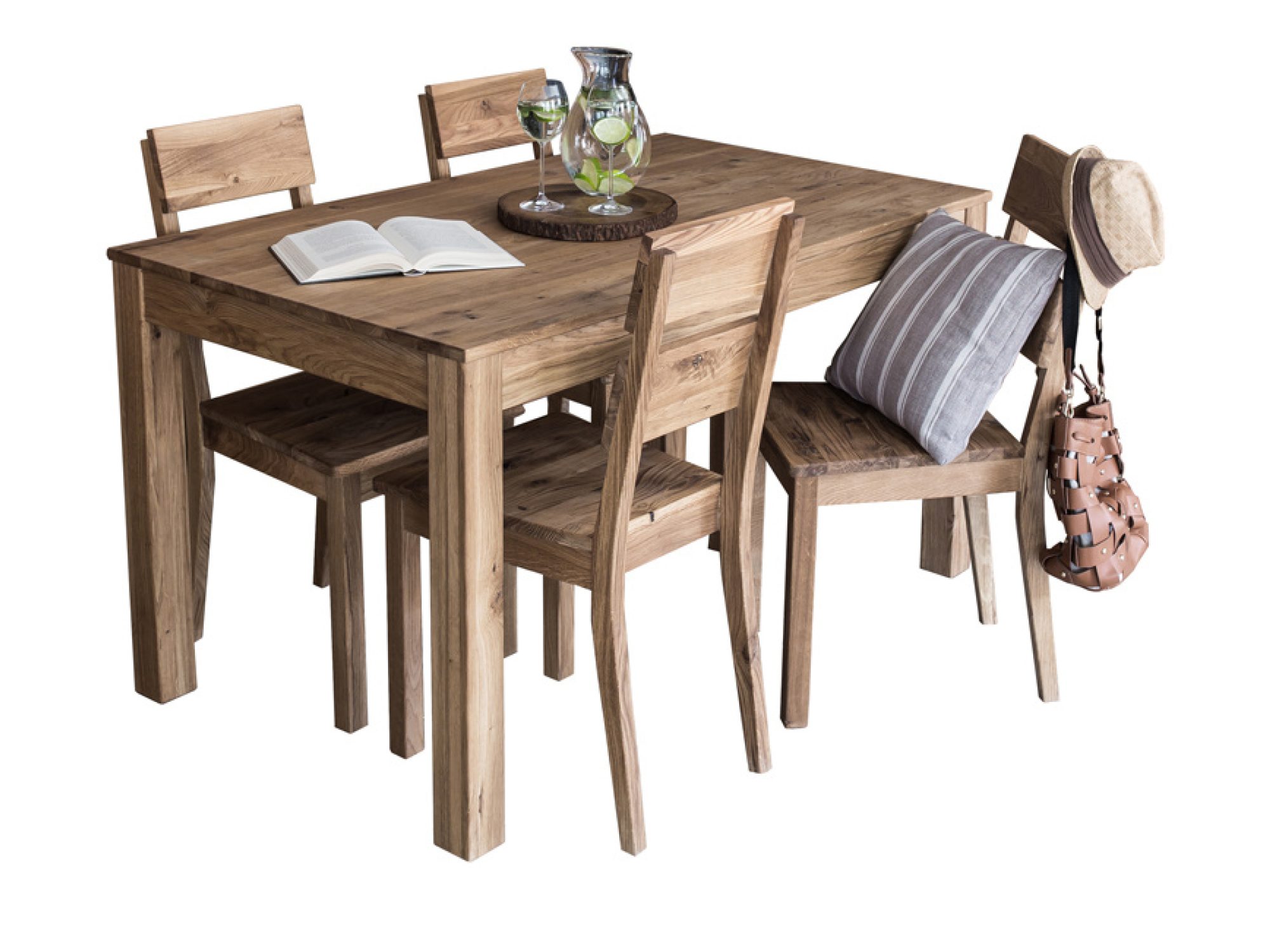 Holztisch ALAMOS mit Holzstühlen in Schrägansicht