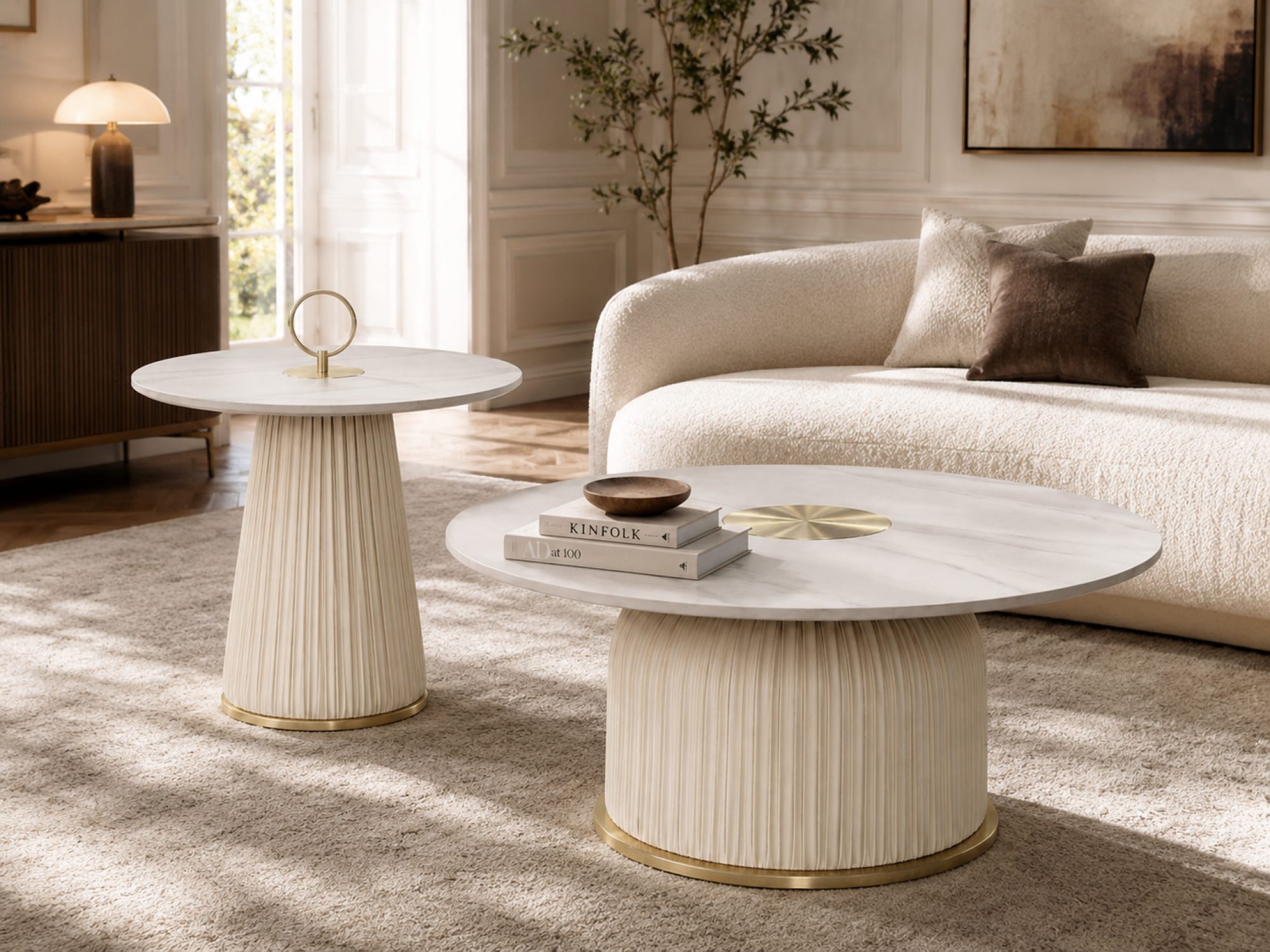 Runde Virtus Couchtische im hellen Wohnzimmer mit Büchern auf der Tischplatte