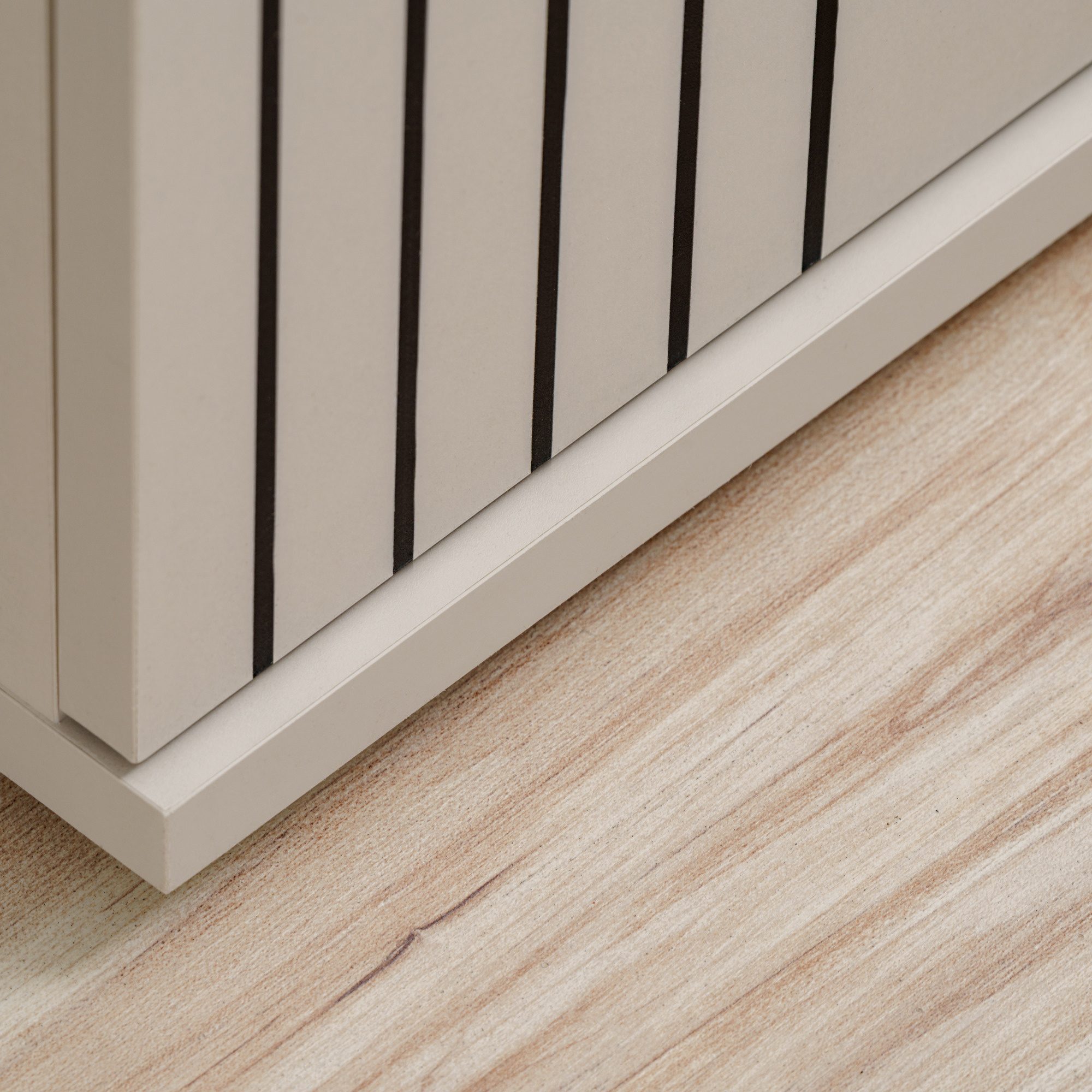 Weißer Schrank mit schwarzen Streifen