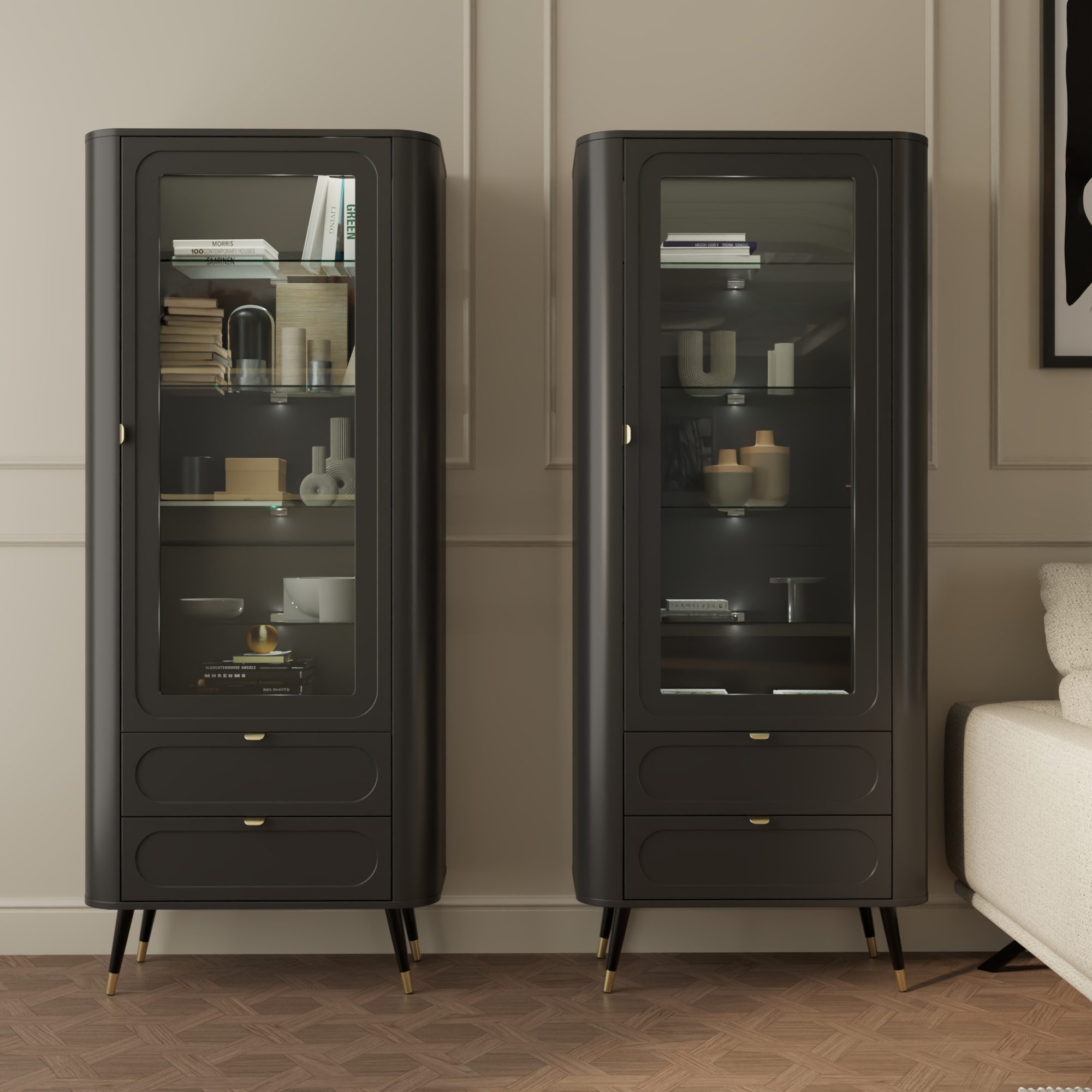 Zwei schwarze Vitrinen Lumaro 78 cm mit Glastüren im Wohnzimmer-Arrangement