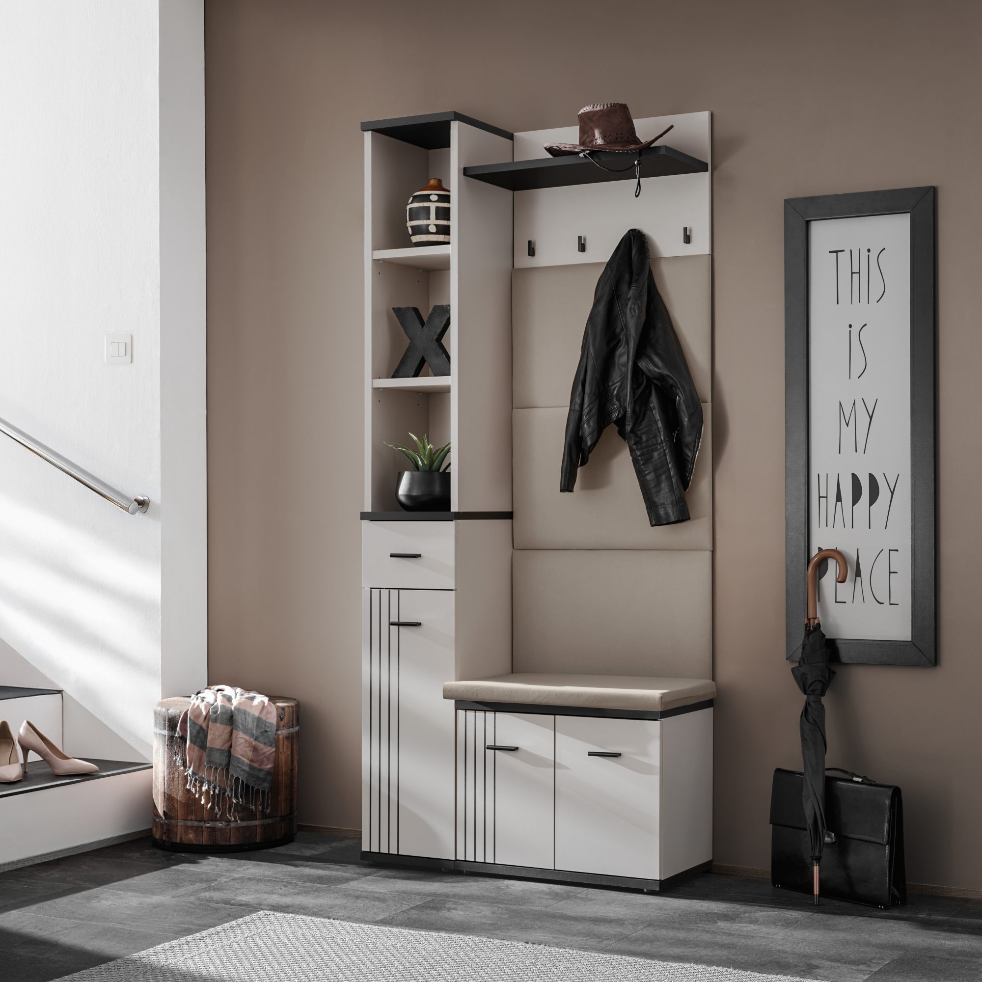 Předsíňová sestava s čalouněným panelem Havoro 90 cm, kašmír/černá, v interiéru předsíně