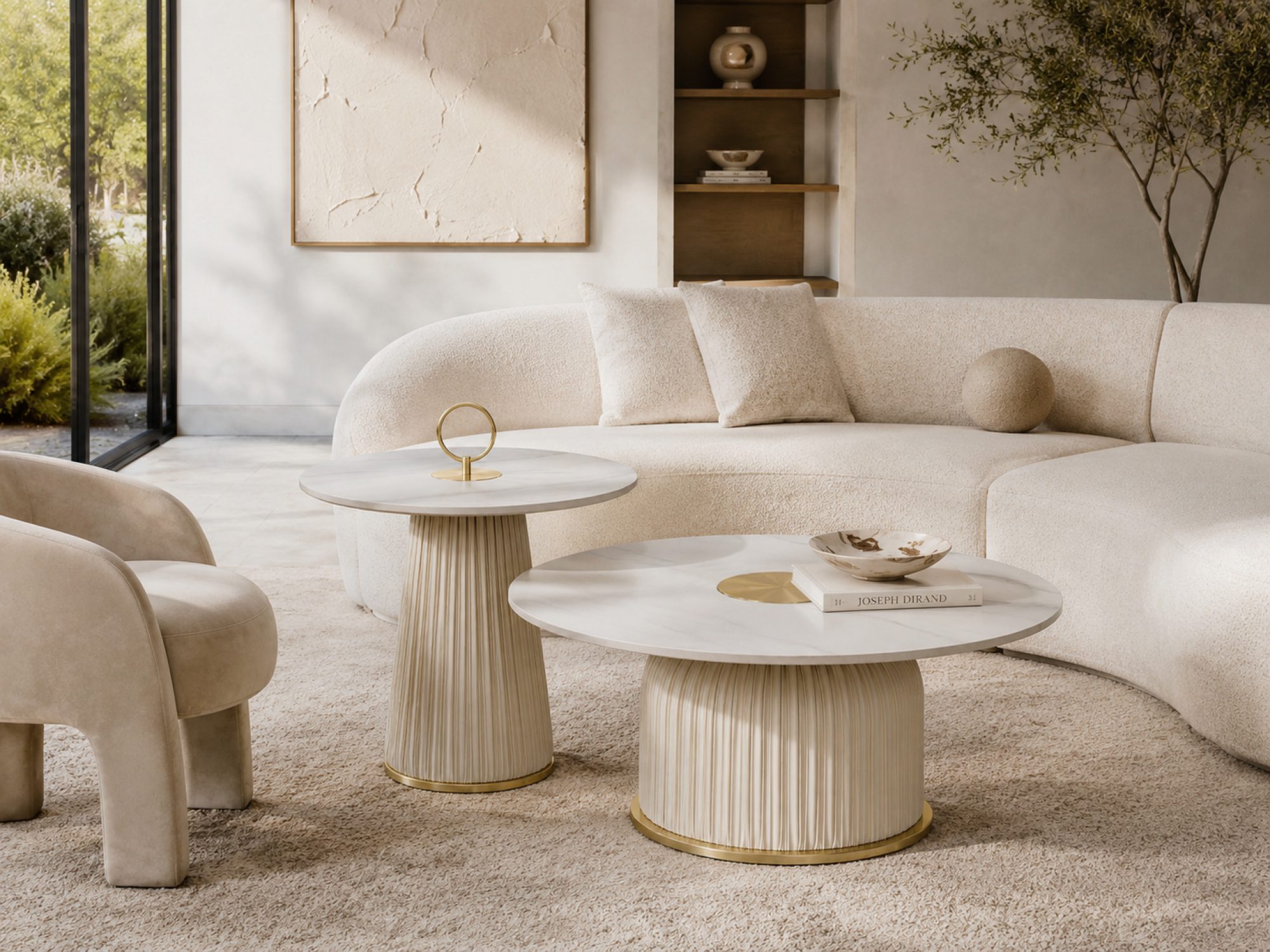Virtus Couchtisch-Set in Ecru-Weiß im Wohnzimmer neben einem hellen Sofa