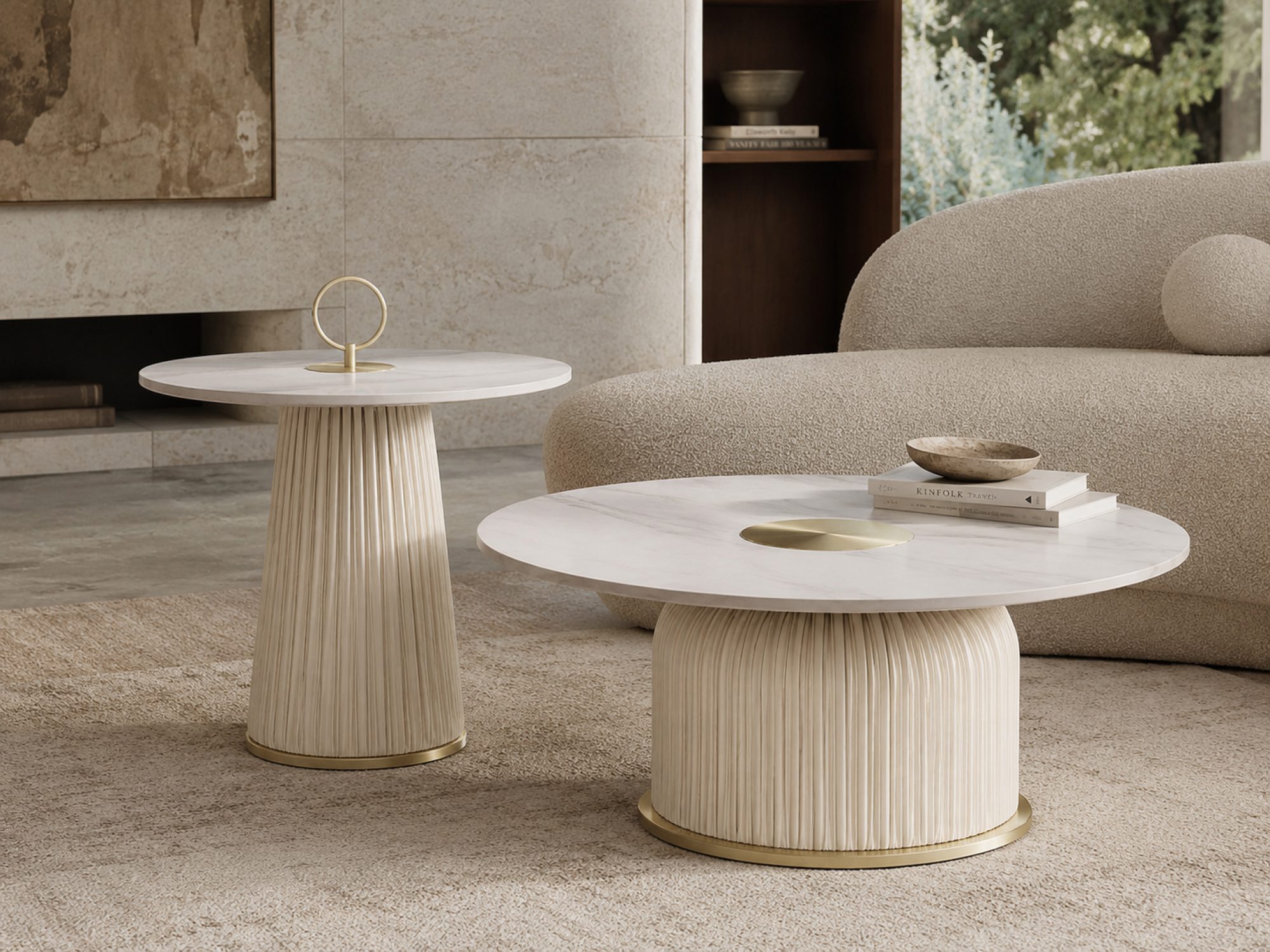 Virtus Set 80 und 60 cm mit Tischplatten in Marmoroptik neben dem Sofa